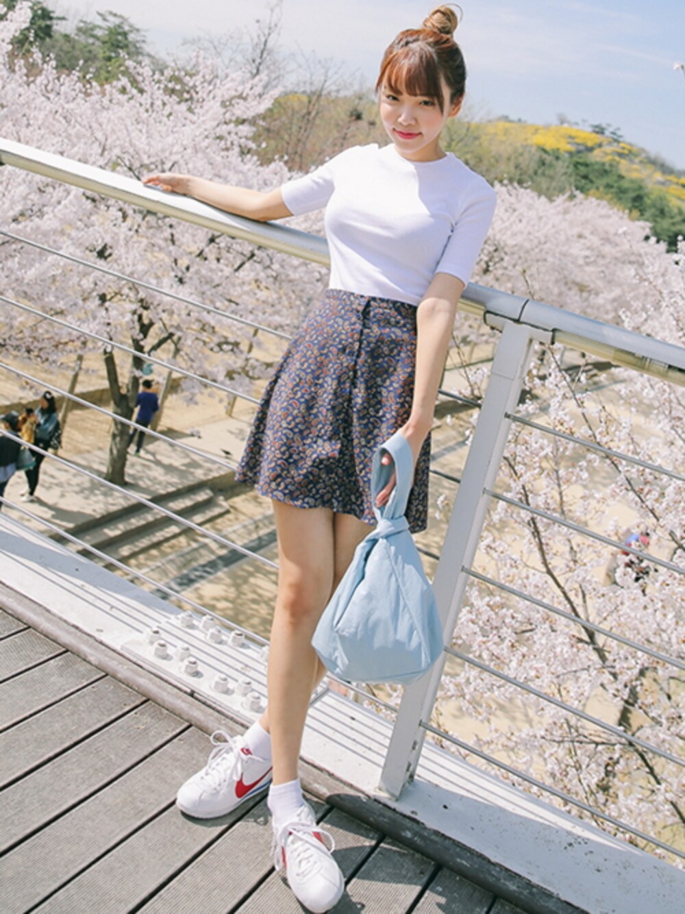 「Tシャツ、 Stylenanda、 ペイズリー柄、 ミニスカート、 フレアスカート、お団子ヘアー、ウエストイン、 シンプル、 プチプラ、 お花見コーデ」｜「STYLENANDAのシンプルスリムクルーネックＴシャツ（その他、ブルー系）」を使った、STYLENANDAさん（レディース・164cm）の春コーディネートの1枚目の写真