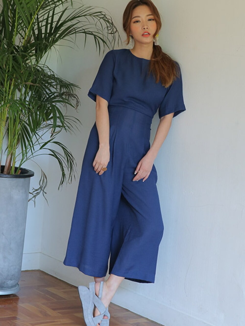 「ネイビー、 Stylenanda、 オールインワン、 ワイドパンツ、 シンプル、 夏、 サンダル、 夏コーデ、スカンツ」｜「STYLENANDAのウエストタックスカンツオールインワン（つなぎ/オールインワン、ブルー系）」を使った、STYLENANDAさん（レディース・164cm）の夏コーディネートの1枚目の写真