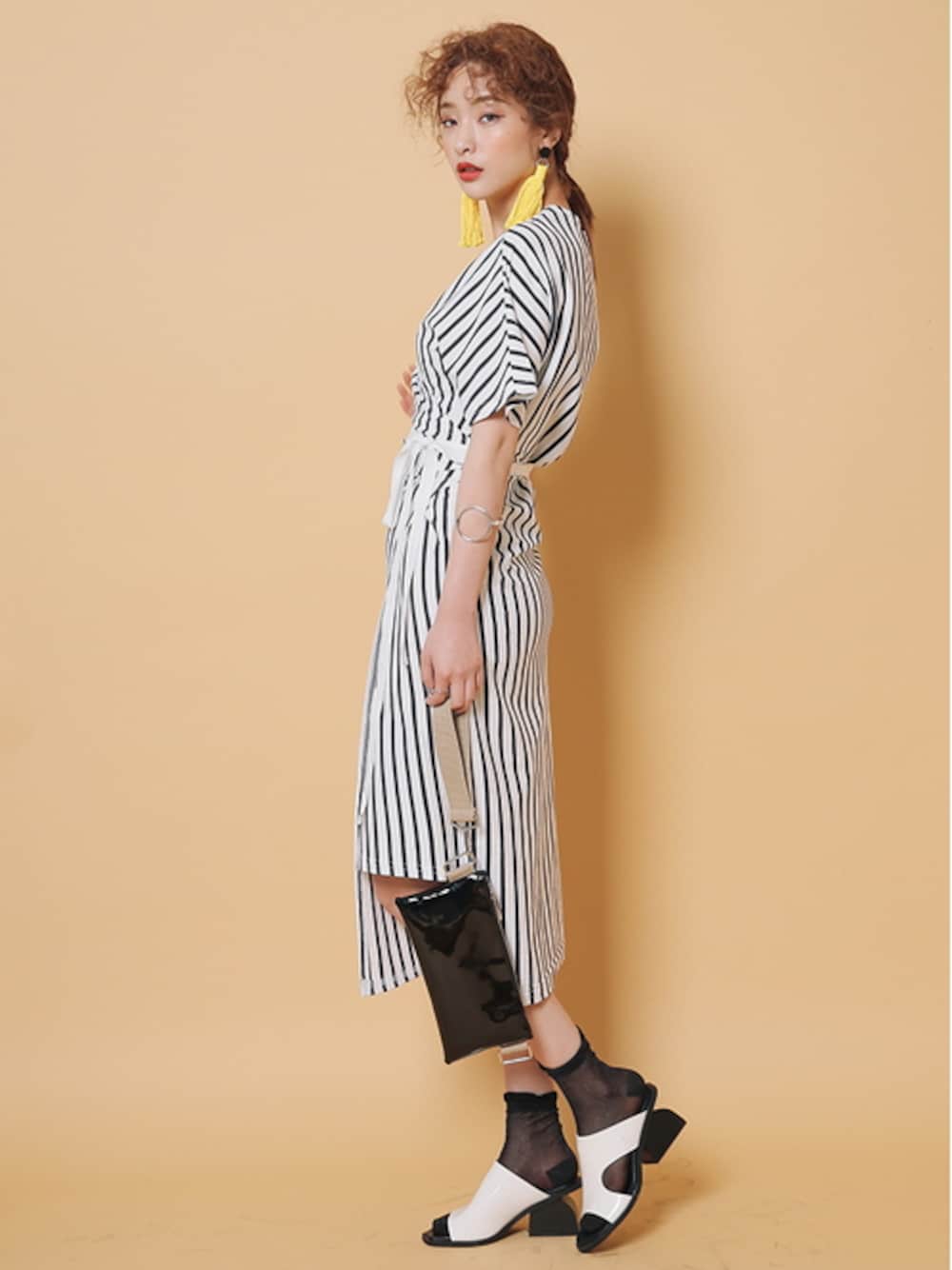 ブルー系のワンピース、イエロー系のピアス(両耳用)を着用したレディースの夏コーディネートの1枚目の写真