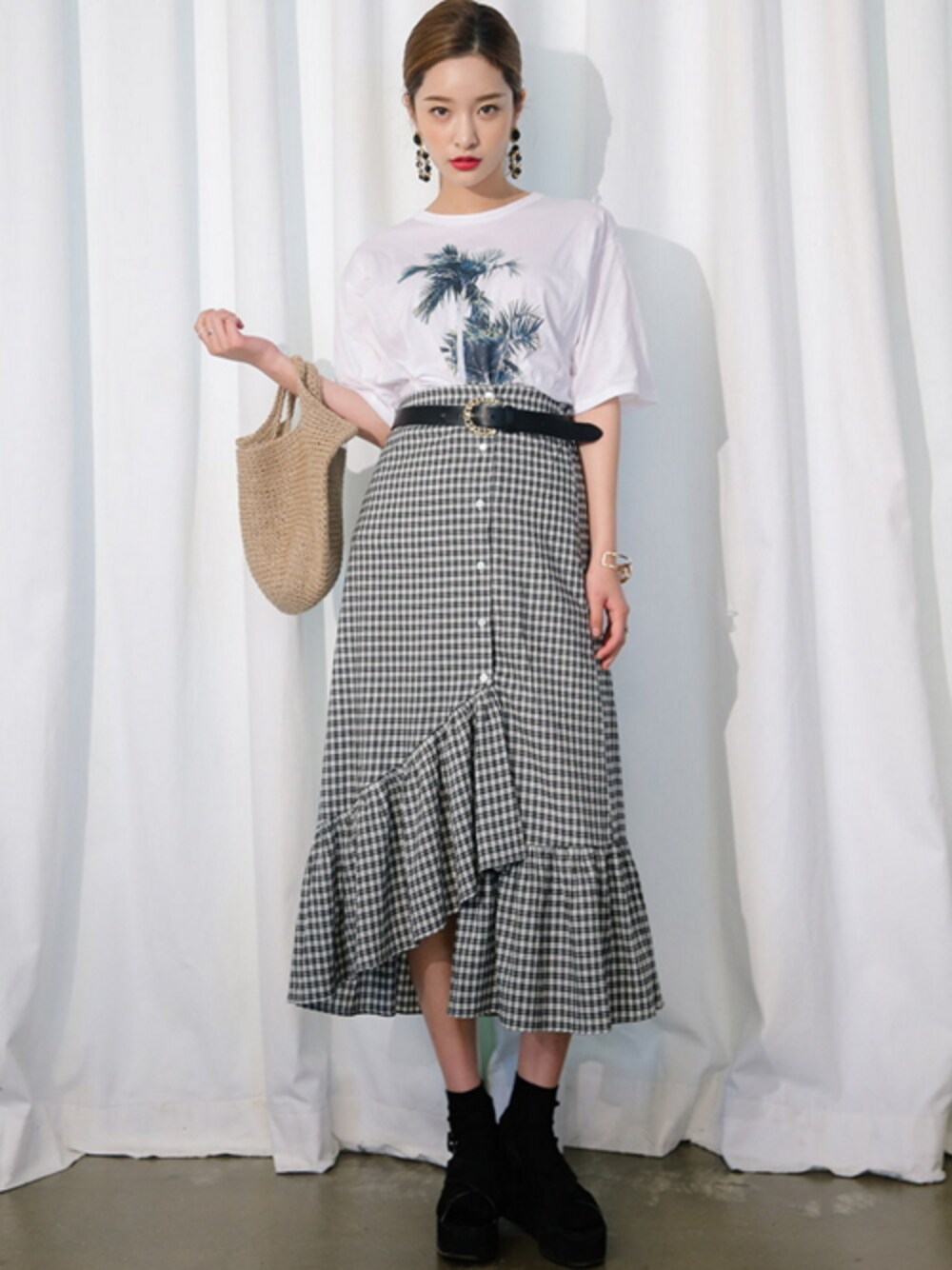 「Tシャツ、 Stylenanda、 チェック、 チェックスカート、 スカート、 夏、 夏コーデ、 プリントT、 キレイめ、 ワイドベルト」｜「ヤシポイントルーズTシャツ（Tシャツ/カットソー、ホワイト系）」を使った、STYLENANDAさん（レディース・164cm）の夏コーディネートの1枚目の写真