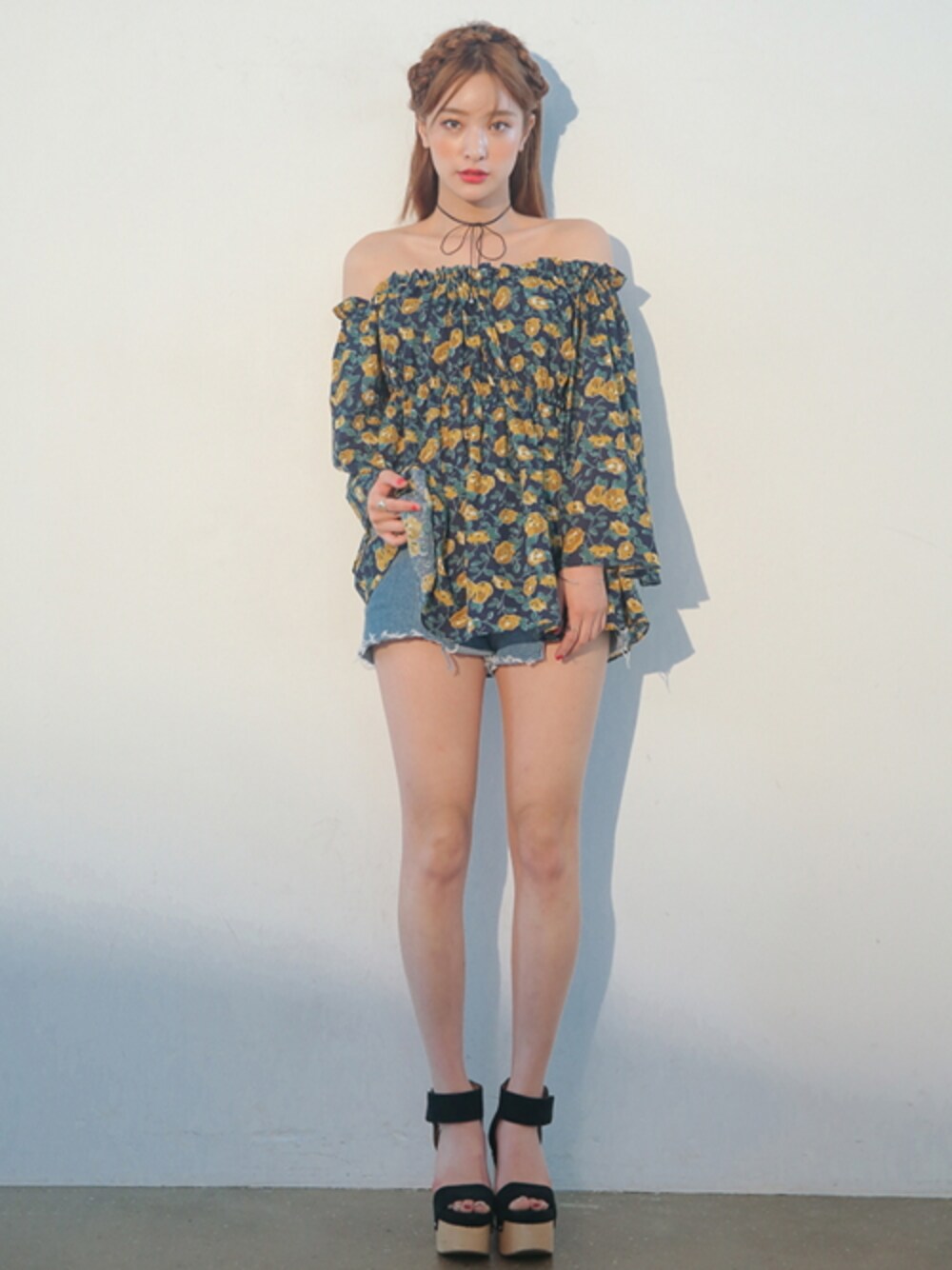 「花柄、 ブラウス、 Stylenanda、 デニム、 ショートパンツ、厚底サンダル、 夏コーデ、 短パン、 オフショル、 プチプラ」｜「STYLENANDAの花柄シャーリングオフショルブラウス（その他、ベージュ系）」を使った、STYLENANDAさん（レディース・164cm）の夏コーディネートの1枚目の写真