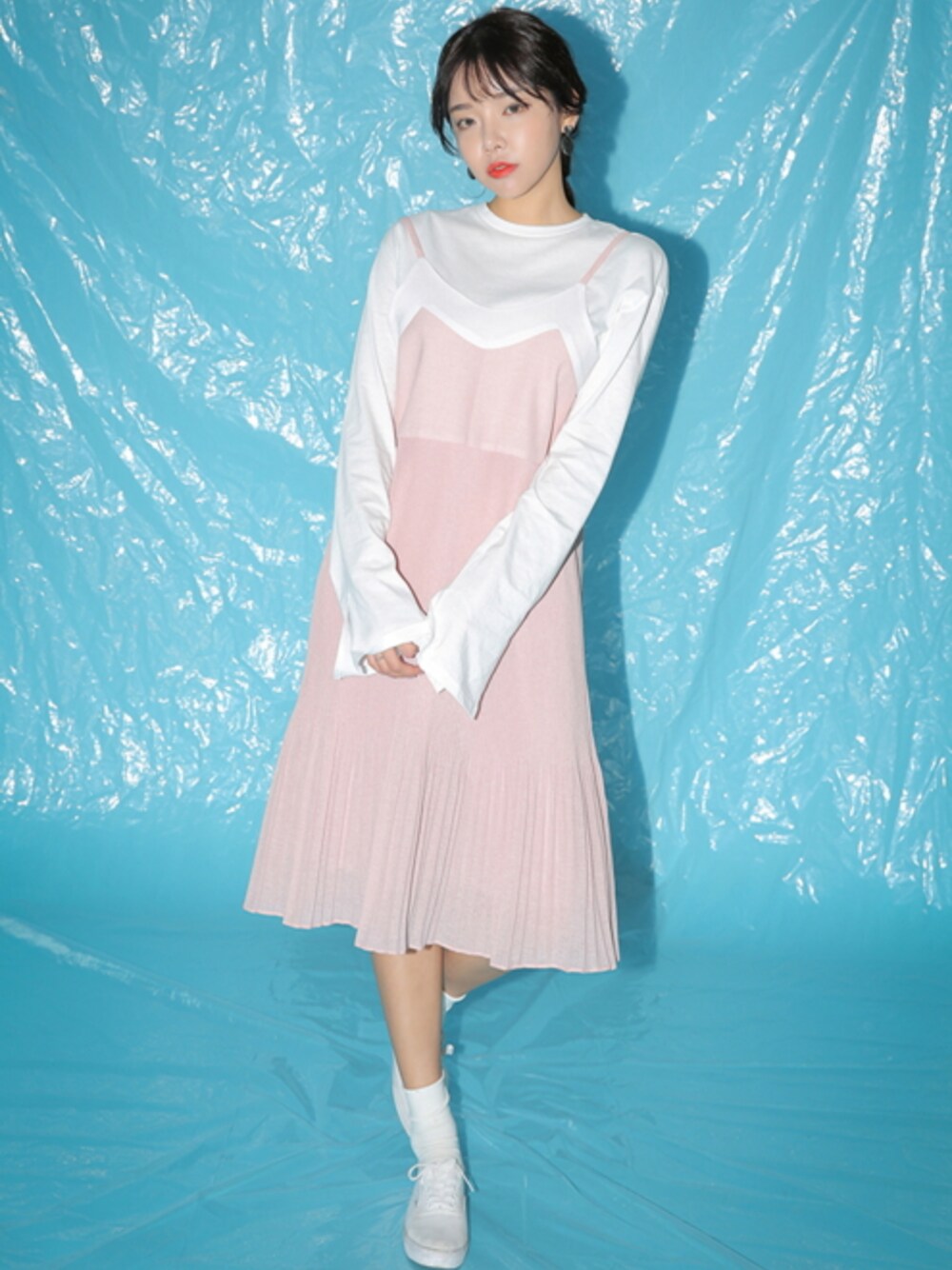 「Tシャツ、 ワンピース、 Stylenanda、 ホワイト、 ピンク、 レイヤードスタイル、 フリル、 女の子、 プチプラ、 キレイめ」｜「STYLENANDAのプチリンクルフリルリネンミックスワンピース（ワンピース、ピンク系）」を使った、STYLENANDAさん（レディース・164cm）の夏コーディネートの1枚目の写真