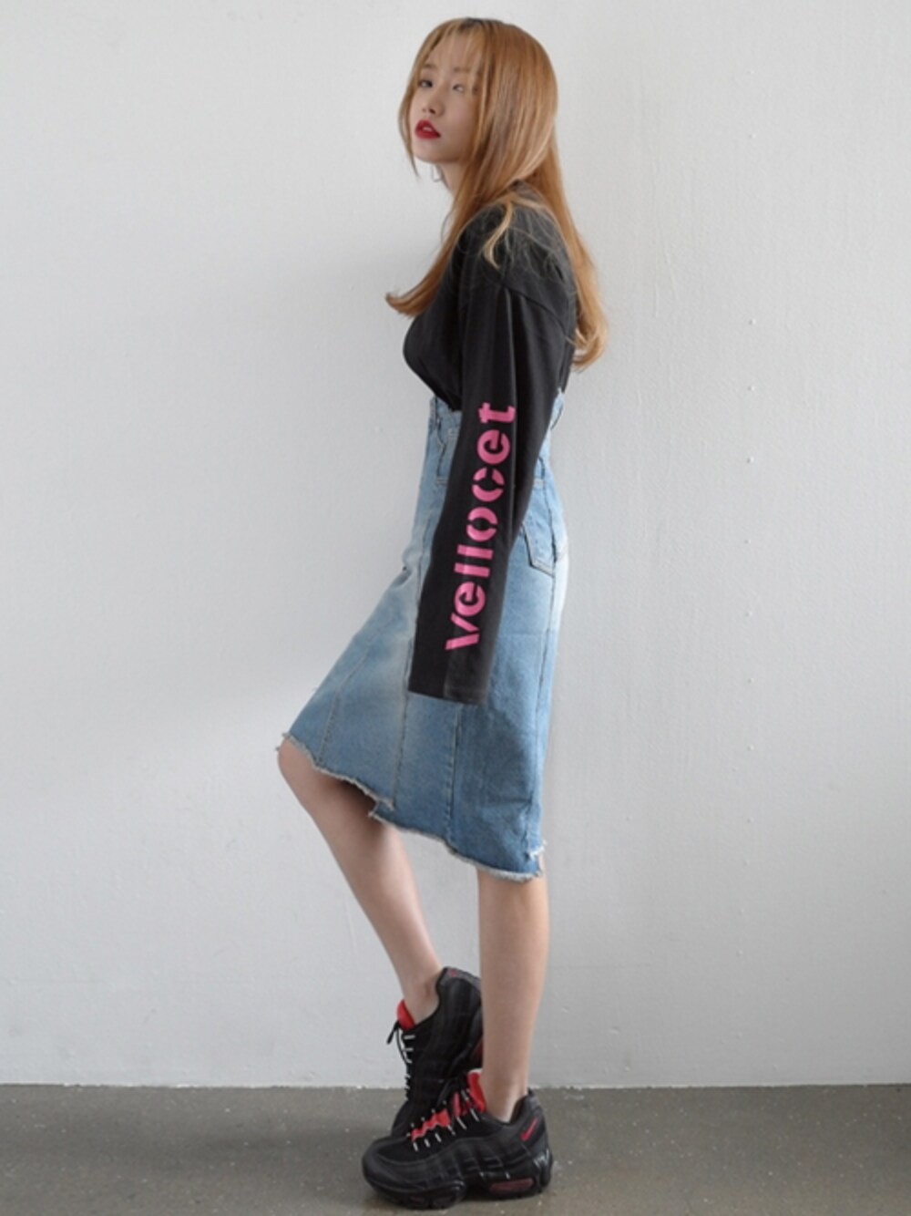 「デニム、 Tシャツ、 デニムスカート、 休日スタイル、 ブラック、 カジュアル、 夏、 ロングスリーブ、 オトナ女子、 おんなのこ」｜「STYLENANDAのデニム切替パッチスカート（その他、ブルー系）」を使った、STYLENANDAさん（レディース・164cm）の夏コーディネートの1枚目の写真