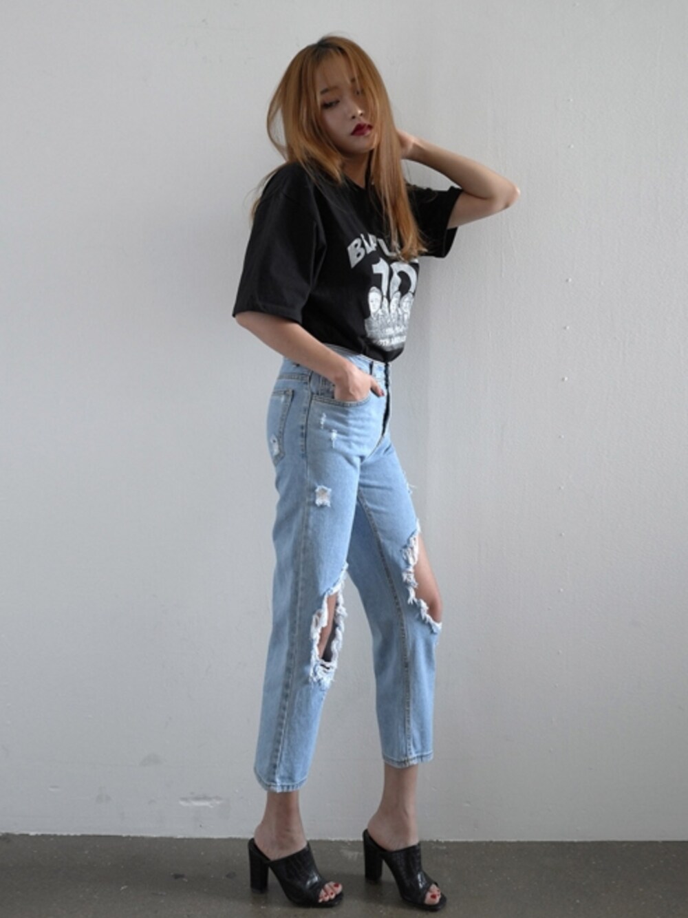 「 Tシャツ、 Stylenanda、ヴィンテージ、 デニム、デニムパンツ、 休日スタイル、 ブラック、 カジュアル、ダメージデニムパンツ、 オトナ女子」｜「STYLENANDAのツインダメージヴィンテージデニム（その他、ブルー系）」を使った、STYLENANDAさん（レディース・164cm）の夏コーディネートの1枚目の写真
