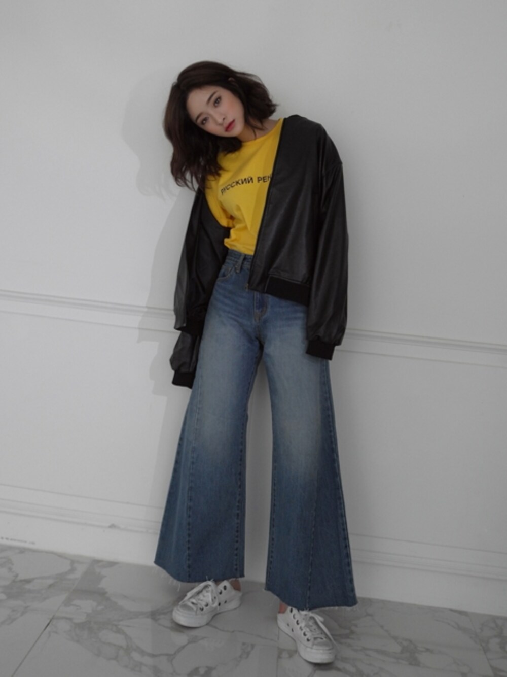 「イエロー、 Stylenanda、 スニーカー、 ブルゾン、 休日スタイル、 デニムパンツ、 ブラック、 カジュアル、半袖Ｔシャツ、 ブーツカット」｜「STYLENANDAのシックレザー調ブルゾン（その他、ブラック系）」を使った、STYLENANDAさん（レディース・166cm）の秋コーディネートの1枚目の写真