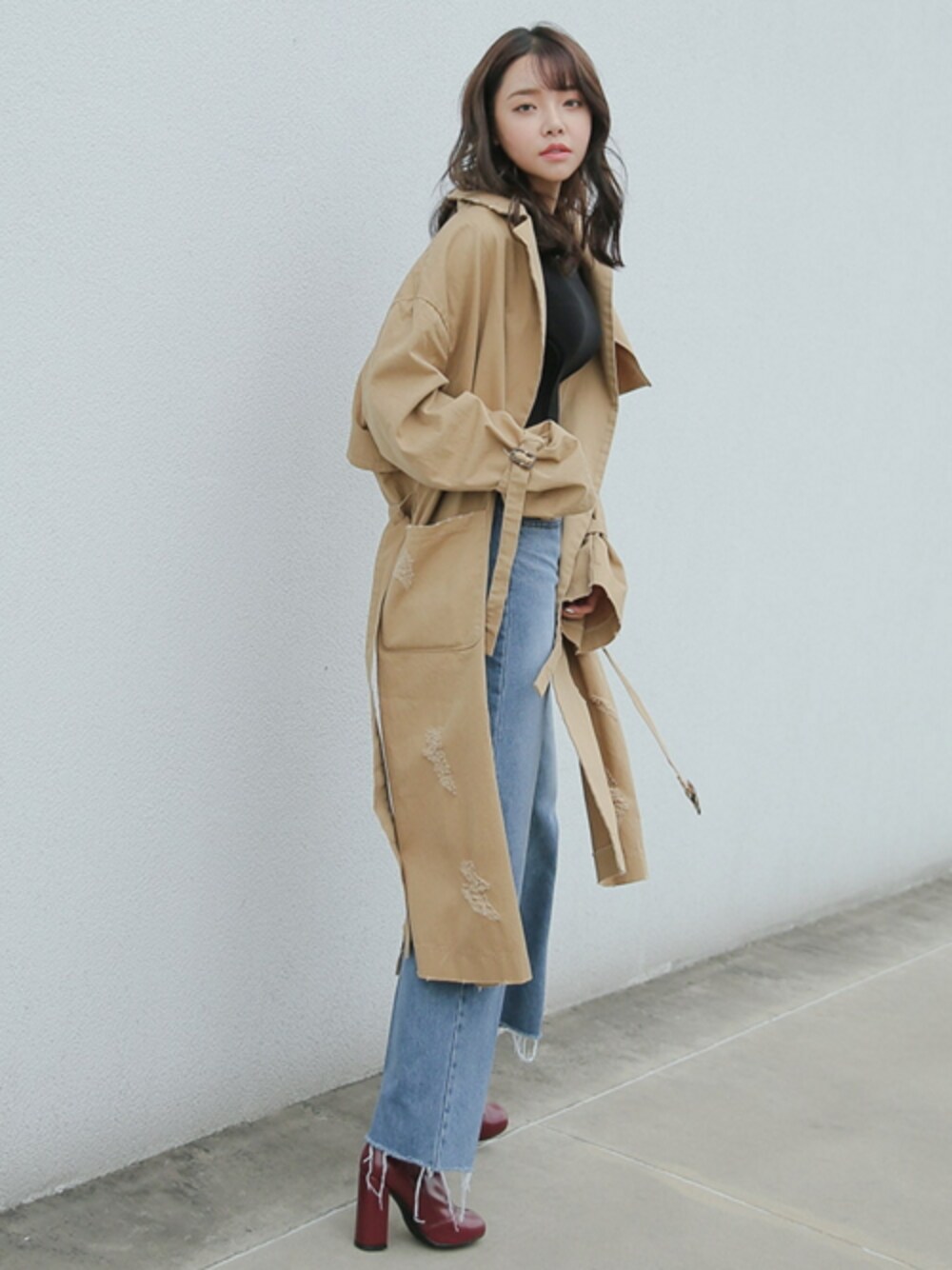 「トレンチコート、 Stylenanda、 デニム、 デニムパンツ、 大人コーデ、 Casual、 秋コーデ、 キレイめ、 スクラッチ、 ビンテージライク」｜「STYLENANDAのビンテージライクスクラッチトレンチコート（その他、ベージュ系）」を使った、STYLENANDAさん（レディース・164cm）の秋コーディネートの1枚目の写真