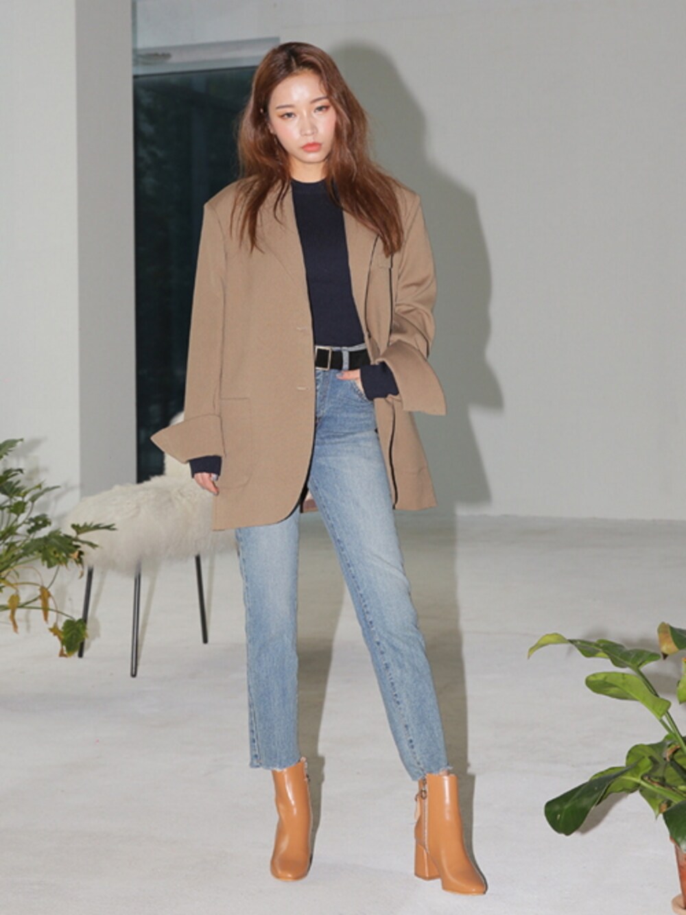 「 Stylenanda、 ジャケット、 ニット、 デニムパンツ、リブニット、 denim、 カジュアル、 大人カジュアル、 オフィスカジュアル、 秋のコーデ」｜「STYLENANDAのスリムフィットリブニット（その他、レッド系）」を使った、STYLENANDAさん（レディース・164cm）の秋コーディネートの1枚目の写真