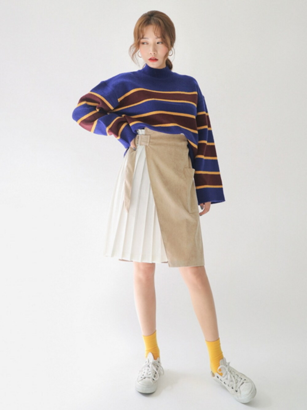 「ニット、 Stylenanda、 ボーダー、 きれいめカジュアル、足長効果、 大人カジュアル、 ラップスカート、 秋コーデ、 キレイめ、 ボトルネック」｜「STYLENANDAのコーデユロイドッキングラップスカート（その他、ベージュ系）」を使った、STYLENANDAさん（レディース・164cm）の秋コーディネートの1枚目の写真