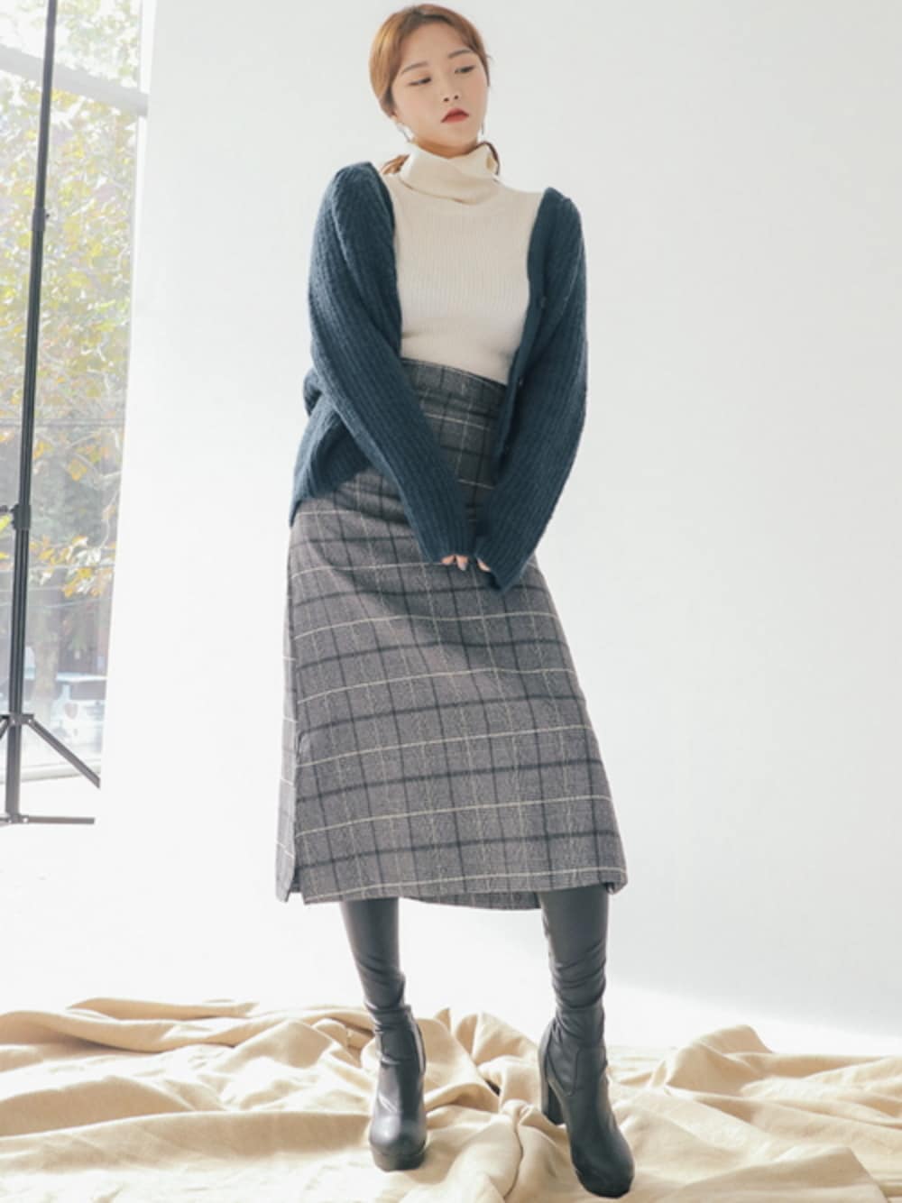「カーディガン、 Stylenanda、 ニット、 チェック、 タートルネック、 きれいめカジュアル、 秋コーデ、 キレイめ、 ミモレスカート」｜「STYLENANDAのベーシックラグランスリーブニットカーディガン（その他、グリーン系）」を使った、STYLENANDAさん（レディース・164cm）の秋コーディネートの1枚目の写真