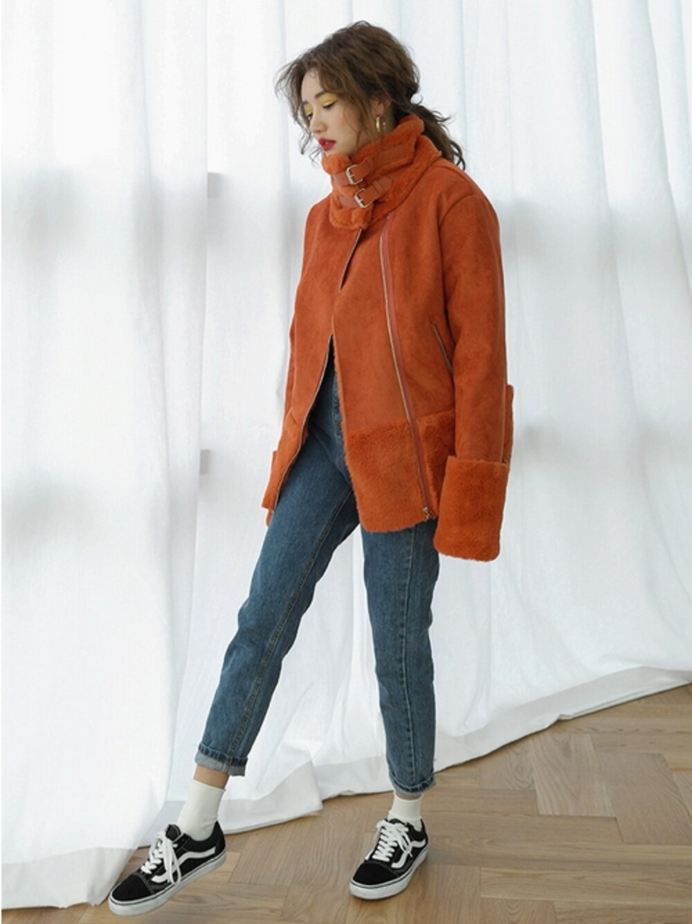 「スニーカー、STYLENANDA、スニーカーコーデ、ムートンコート、 デニムパンツ、ムートンジャケット、ロールアップ、 カジュアル、韓国ブランド、韓国ファッション」｜「STYLENANDAのダブルバックルカラーフェイクムートン（その他、オレンジ系）」を使った、STYLENANDAさん（レディース・164cm）の秋コーディネートの1枚目の写真