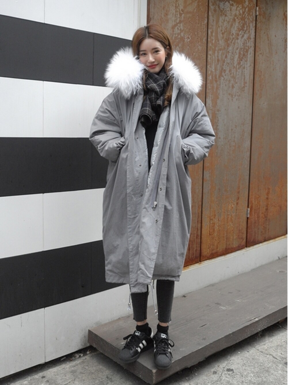 「STYLENANDA、 スニーカー、冬コーデ、 モッズコート、 カジュアル、 ゆるふわ、 サファリー、 大人カジュアル、 韓国ブランド、 韓国ファッション」｜「STYLENANDAのピュアラクーンファーフードミリタリーダウン（その他、グレー系）」を使った、STYLENANDAさん（レディース・164cm）の秋コーディネートの1枚目の写真
