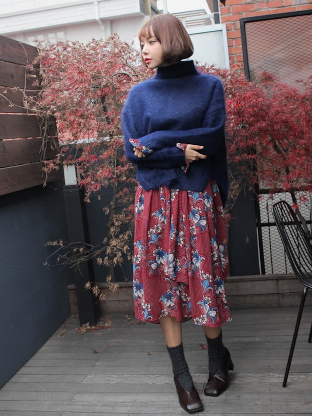 「ニット、フラワー、STYLENANDA、ワインレッド、 ネイビー、 パンプス、 カジュアル、 レイヤード、 花柄ワンピース、 ワインカラー」｜「STYLENANDAのソフトミックスアンゴラニット（その他、ベージュ系）」を使った、STYLENANDAさん（レディース・164cm）の冬コーディネートの1枚目の写真