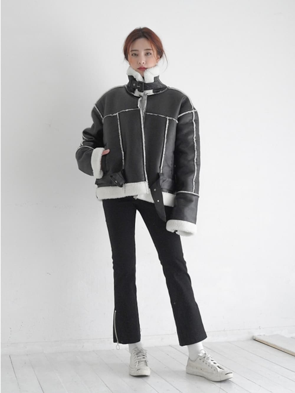 「ブラックコーデ、STYLENANDA、 スニーカー、大人カジュアル、 ムートンジャケット、 ムートン、 カジュアル、 韓国ブランド、 スニーカーコーデ、 韓国ファッション」｜「STYLENANDAの裏ボアフェイクムートンジャケット（その他、ブラック系）」を使った、STYLENANDAさん（レディース・164cm）の冬コーディネートの1枚目の写真