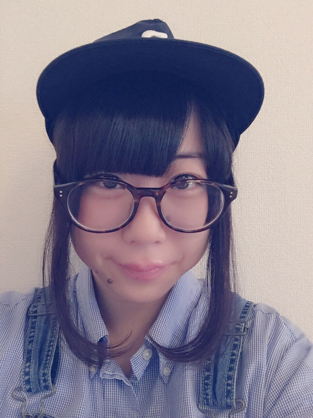 「サロペット、めがね、ギンガムシャツ」｜「I am I のアイテム（キャップ、ブルー系）」を使った、kaedeさん（レディース・166cm）の秋コーディネートの1枚目の写真