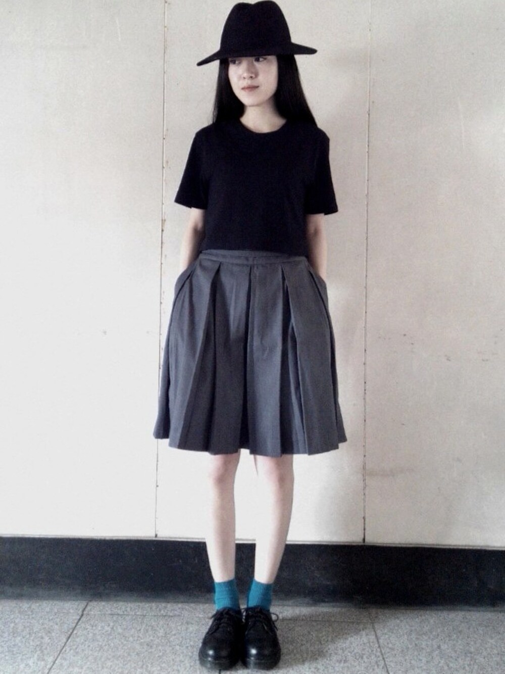 「iohll」｜「iohllのアイテム（その他パンツ、グレー系）」を使った、侯さん（レディース・160cm）の春コーディネートの1枚目の写真