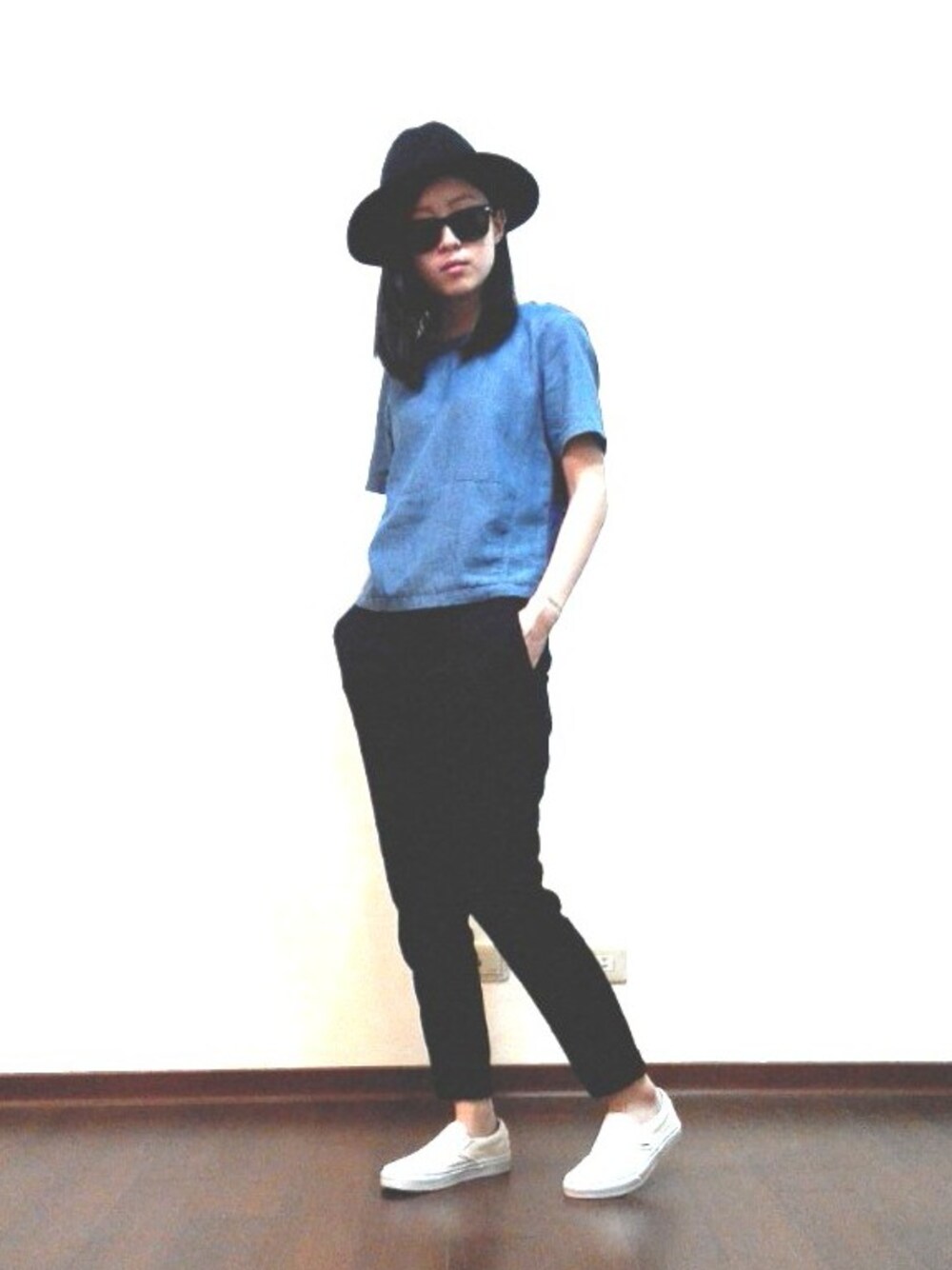 「VANS、EMODA、ray ban」｜「EMODAのアイテム（Tシャツ/カットソー、ブルー系）」を使った、侯さん（レディース・160cm）の夏コーディネートの1枚目の写真