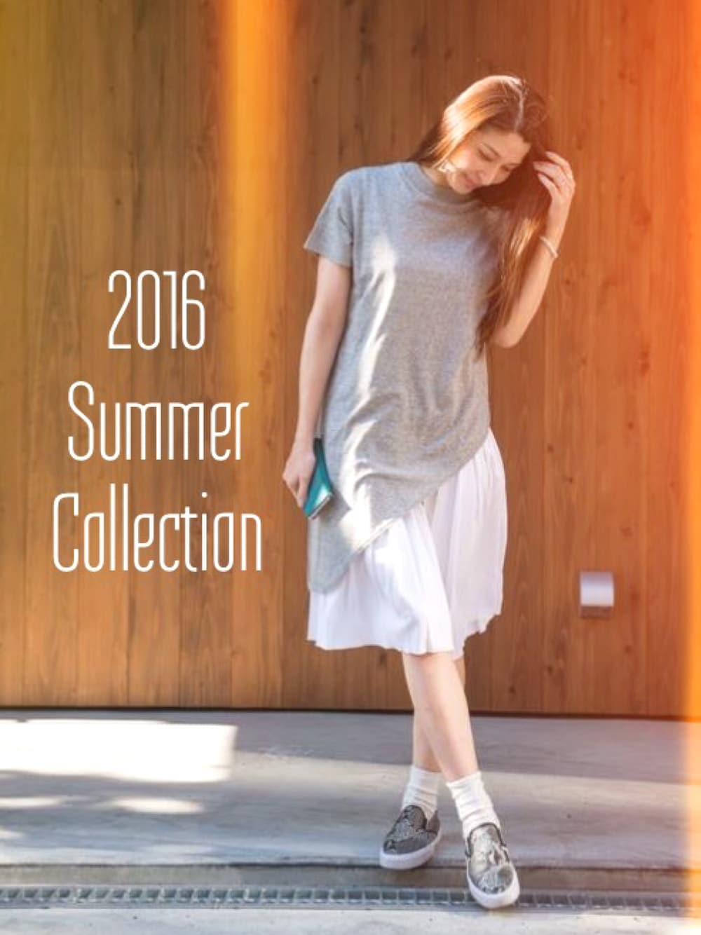 グレー系のワンピースを着用したレディースの冬コーディネートの1枚目の写真