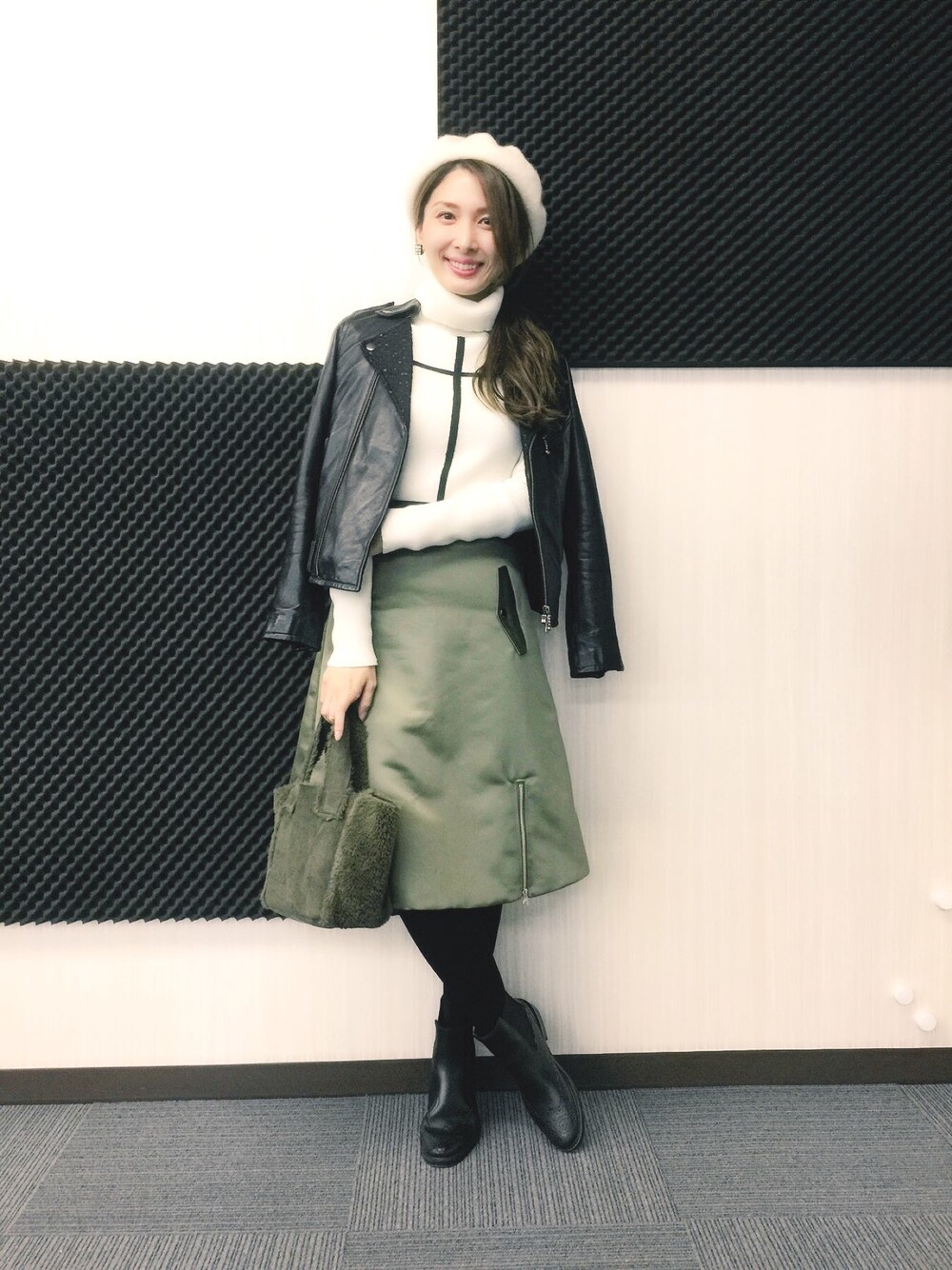 「LAYMEE、タートルネックニット、タートルネック、ニット、シンプル、大人カジュアル、秋冬、カジュアルコーデ」｜「LAYMEEのLake turtle knit（ニット/セーター、ホワイト系）」を使った、【Muel Chic】中村沙織さん（レディース・162cm）の秋コーディネートの1枚目の写真