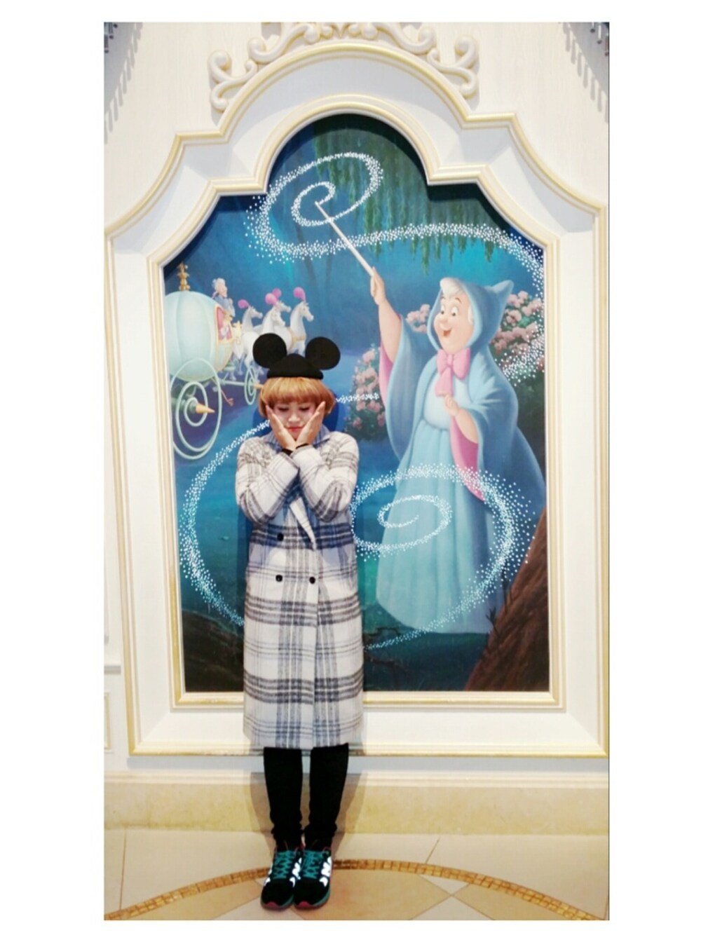 「disney、Disneyland、Disney style、MURUA(MURUA)、outfit、ootd、ディズニー、ディズニーコーデ、ディズニーランド、コーディネート」｜「MURUAのアイテム（チェスターコート、ホワイト系）」を使った、あねごさん（レディース・167cm）の冬コーディネートの1枚目の写真