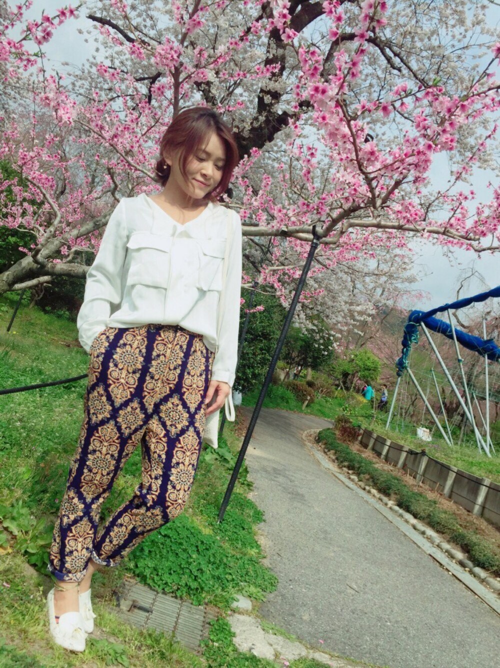 「春コーデ、柄パンツ、白ブラウス、ホワイト、はるコーデ、花見にモス」｜「古着のアイテム（その他パンツ、ブルー系）」を使った、Tari.さん（レディース・153cm）の春コーディネートの1枚目の写真