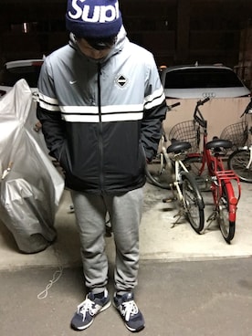 「アイテム（ナイロンジャケット、シルバー系）」を使った、なーさん（メンズ・172cm）の春コーディネート