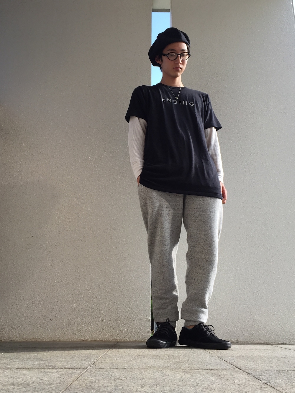 「グレーのスウェットパンツ、NOWHAW、ベレー帽、休日スタイル、めがね、シルバーアクセサリー、黒縁メガネ」｜「NOWHAWのアイテム（Tシャツ/カットソー、ブラック系）」を使った、吉成 将さん（メンズ・170cm）の秋コーディネートの1枚目の写真