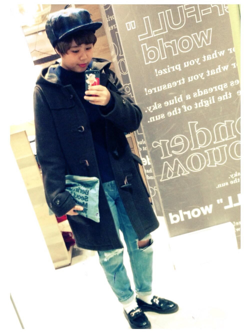 ブラック系のその他シューズ、ブラウン系のダッフルコートを着用したレディースの秋コーディネートの1枚目の写真