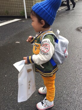 「GAP（ギャップ）のアイテム（その他パンツ、イエロー系）」を使った、ソーマスさん（キッズ）の冬コーディネート