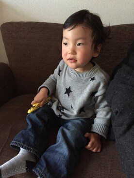 「GAP（ギャップ）のアイテム（ニット/セーター、グレー系）」を使った、ソーマスさん（キッズ）の冬コーディネート