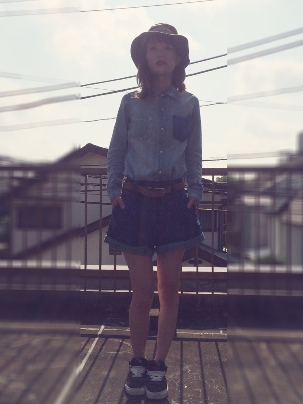 ブルー系のシャツ/ブラウス、ブラック系のスニーカー、ブラック系のクラッチバッグを着用したレディースの夏コーディネートの1枚目の写真