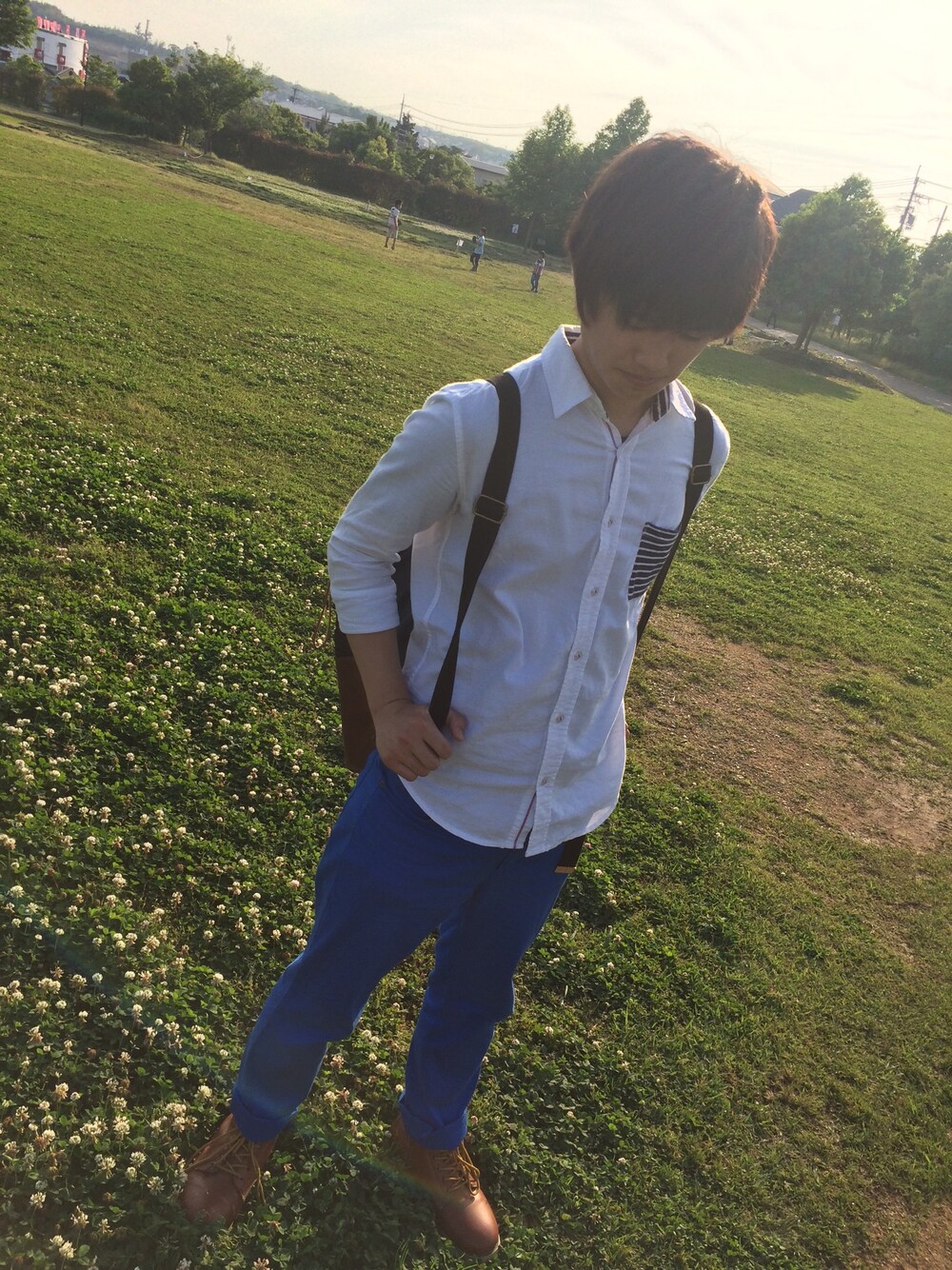 「公園で」｜「WEGOのアイテム（シャツ/ブラウス、ホワイト系）」を使った、ゆーきさん（メンズ・172cm）の春コーディネートの1枚目の写真