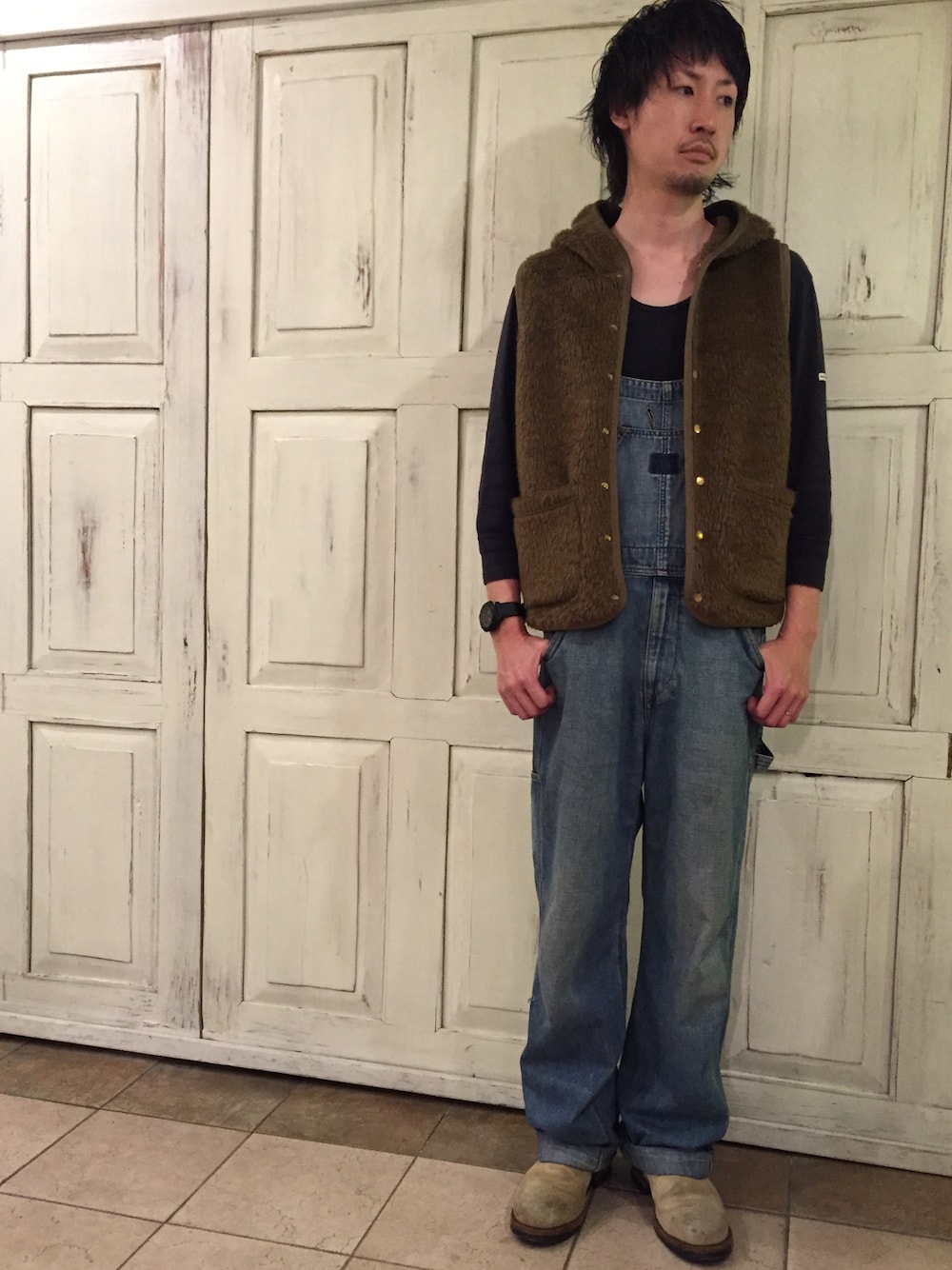 「bico、オーバーオール、古着、古着MIX、Redwing、ウルフカット」｜「WACKO MARIAのアイテム（Tシャツ/カットソー、ブラック系）」を使った、中嶋康智さん（メンズ・177cm）の春コーディネートの1枚目の写真