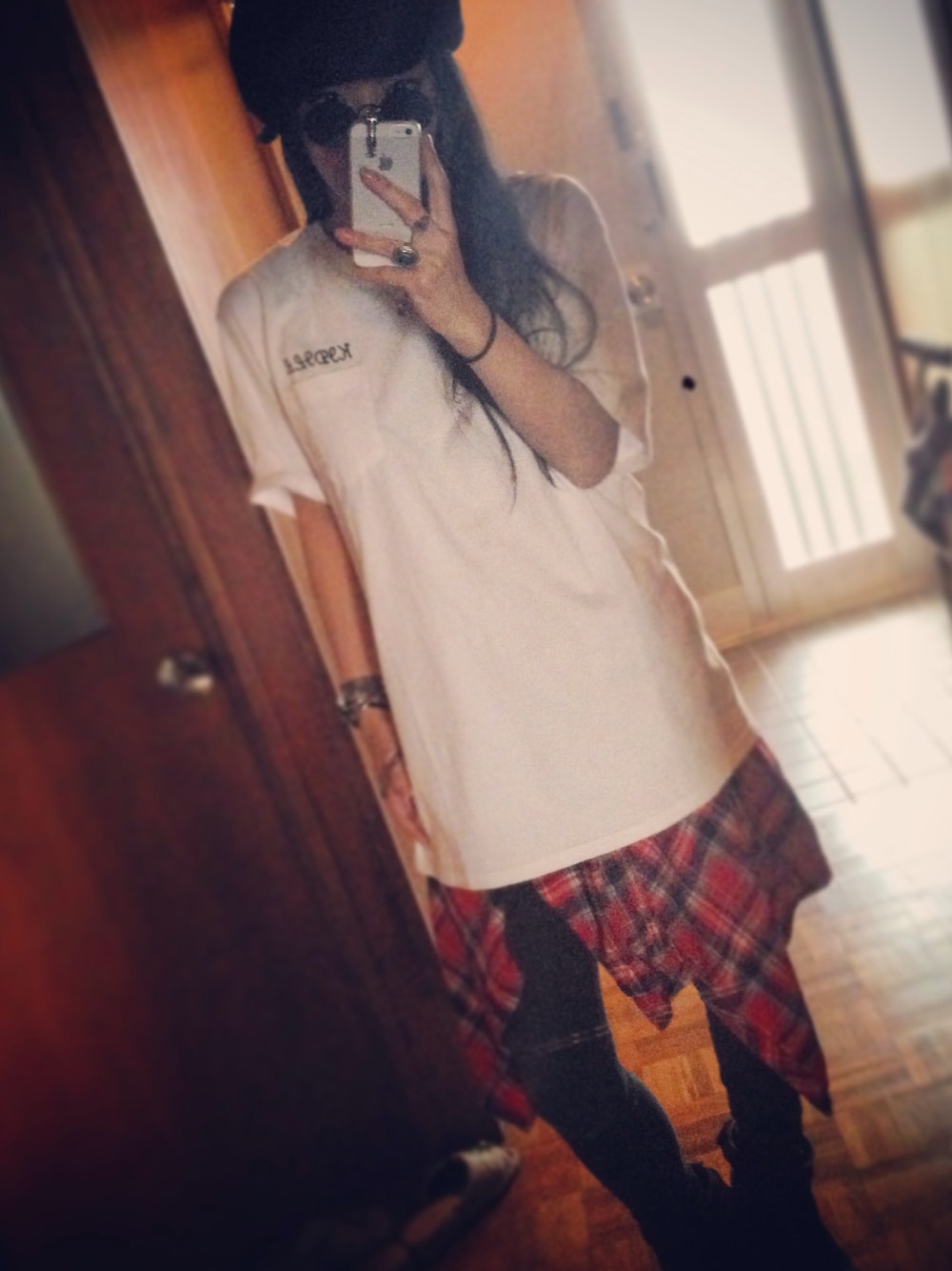 「YUUKI OGURA、KIDILL、Tシャツ、check、shirts、Maison birth、hat、street、STYLE」｜「KIDILLのアイテム（Tシャツ/カットソー、ホワイト系）」を使った、YUUKI OGURAさん（レディース・164cm）の秋コーディネートの1枚目の写真