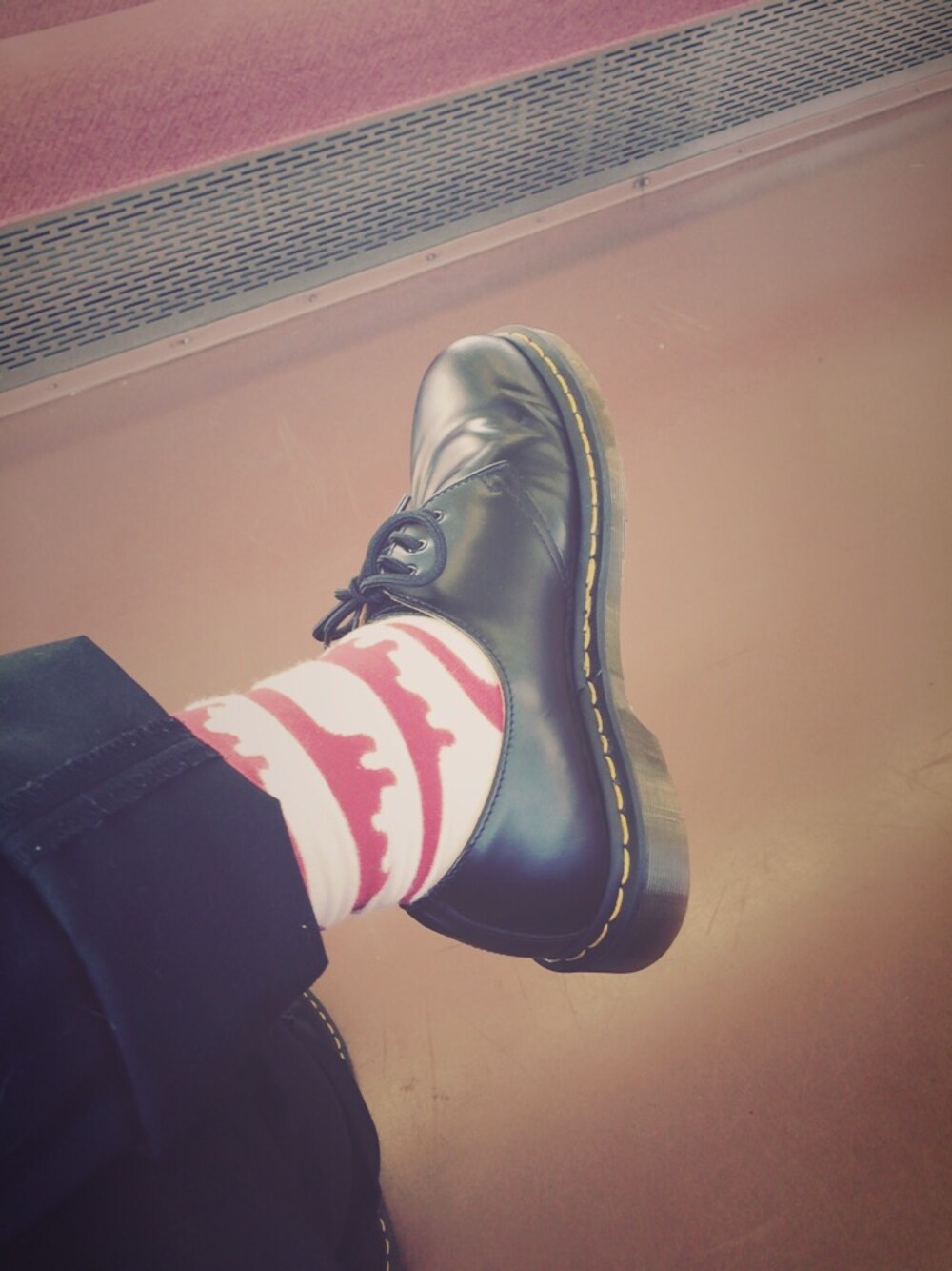 「ドクターマーチン」｜「Dr. Martensのアイテム（シューズ、ブラック系）」を使った、よしおさん（メンズ・162cm）の秋コーディネートの1枚目の写真