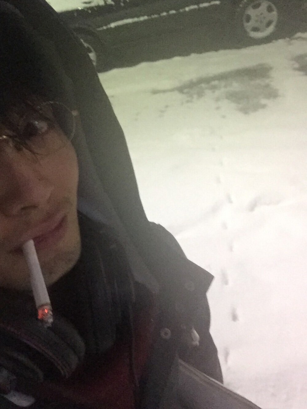 「雪」｜「STUTTERHEIMのレインコート
（その他アウター、ブラック系）」を使った、ふじしんさん（メンズ・175cm）の冬コーディネートの1枚目の写真