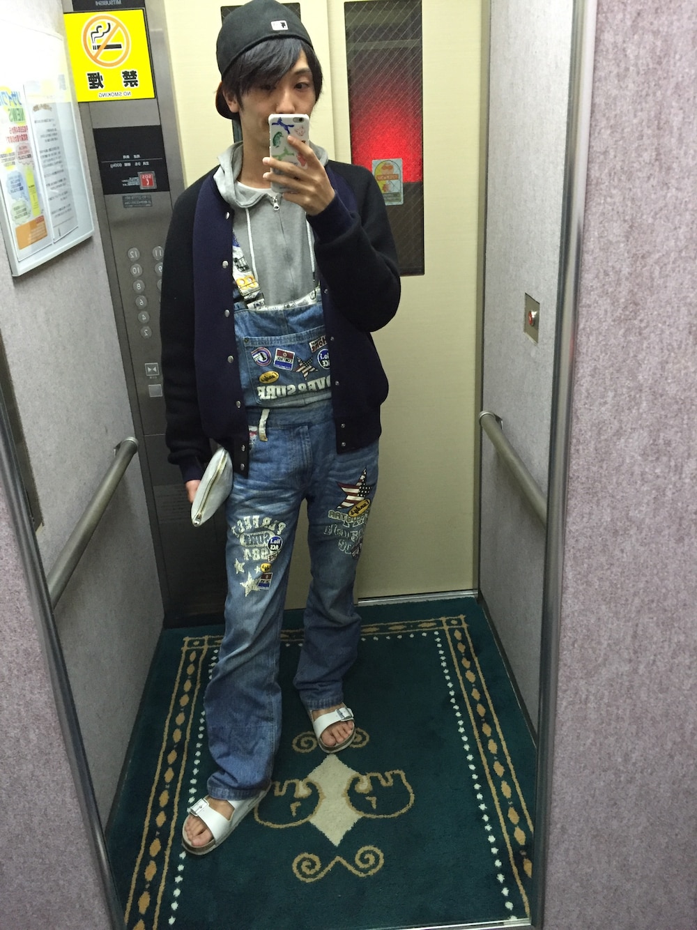 「グレーパーカー」｜「Kagari Yusukeのアイテム（クラッチバッグ、ホワイト系）」を使った、ふじしんさん（メンズ・175cm）の春コーディネートの1枚目の写真