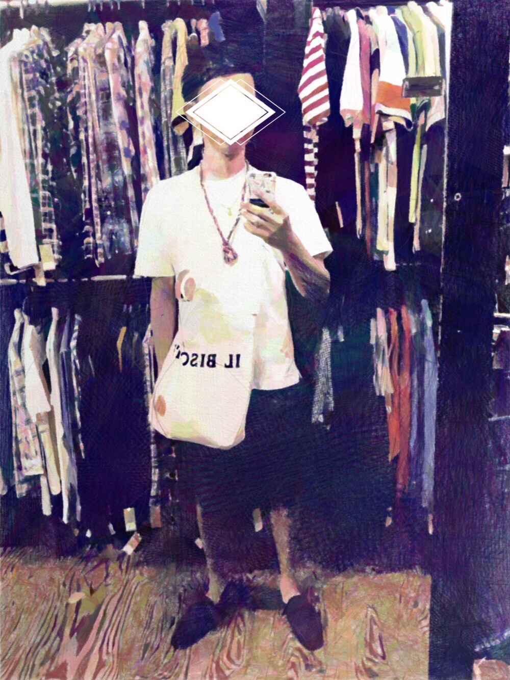 ホワイト系のTシャツ/カットソー、ブルー系のパンツ、ホワイト系のショルダーバッグを着用したメンズの夏コーディネートの1枚目の写真