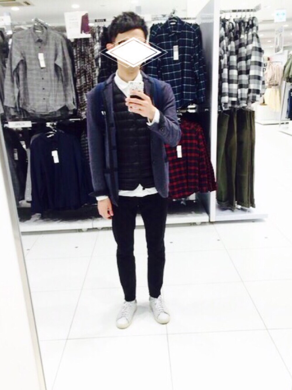 ブルー系のテーラードジャケット、ブラック系のベスト、ブラック系のデニムパンツを着用したメンズの秋コーディネートの1枚目の写真