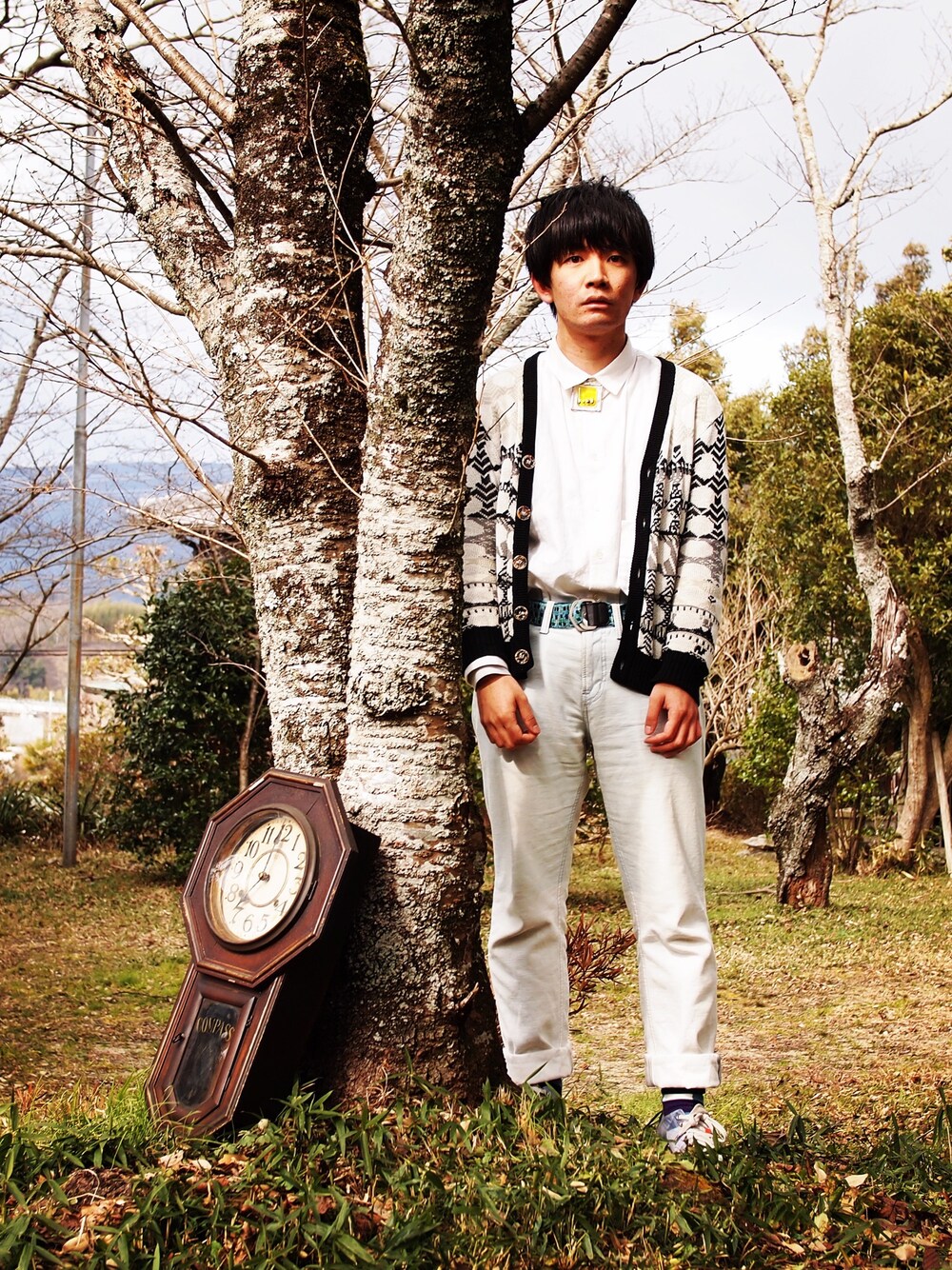 「カーディガン、白シャツ、シャツイン、デニム、バイカラー、ロールアップ、スニーカー、チェコ」｜「ANREALAGEの■EMPTY JACQUARD KNIT CARDIGAN（カーディガン/ボレロ、ブラック系）」を使った、水色さん（メンズ・161cm）の冬コーディネートの1枚目の写真