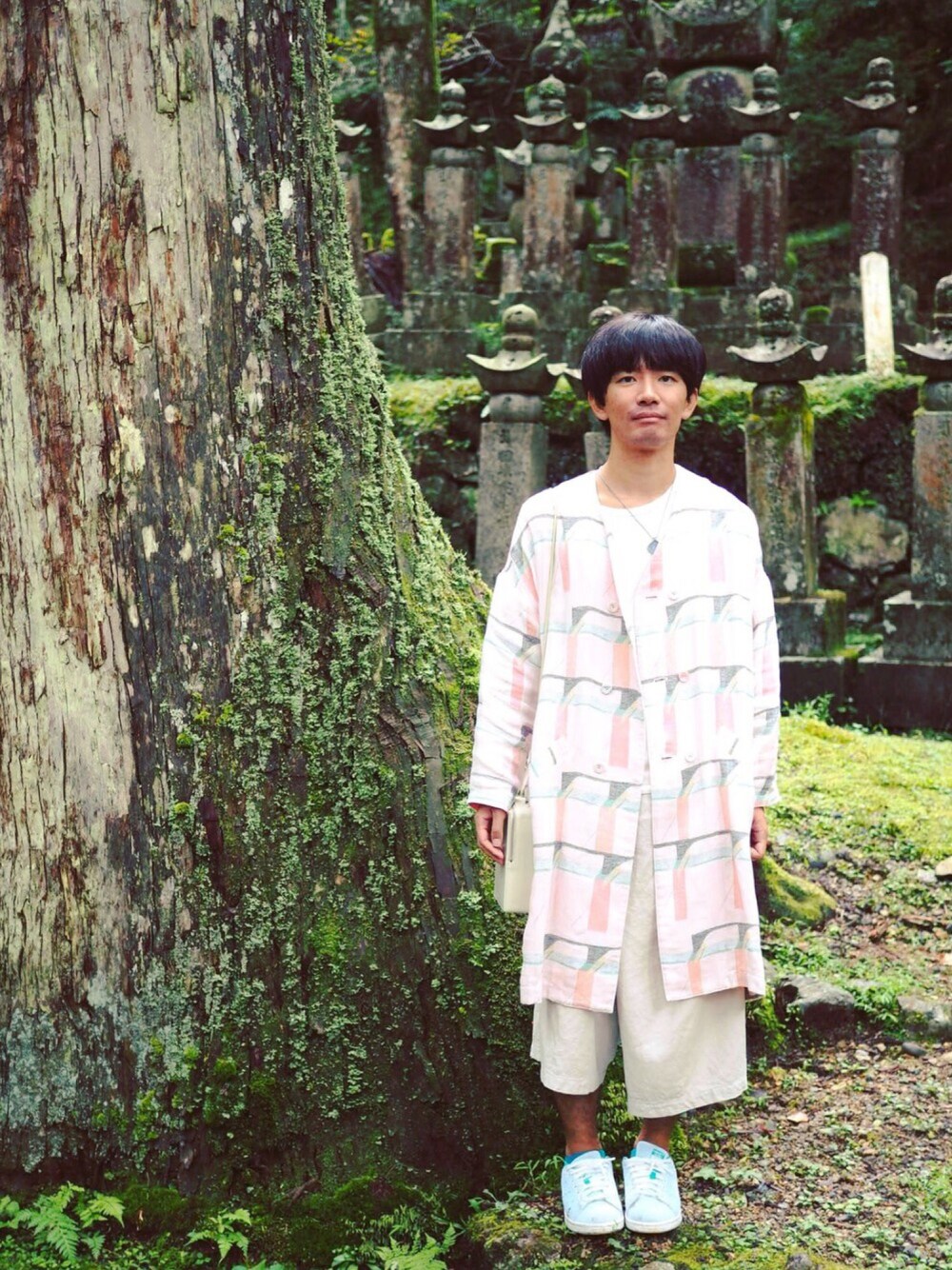 「秋コーデ、大人カジュアル、シンプルスタイル、白Tシャツ、スニーカー、ピンク、高野山、山ボーイ」｜「虹のかけ橋のアイテム（ネックレス、その他）」を使った、水色さん（メンズ・161cm）の秋コーディネートの1枚目の写真