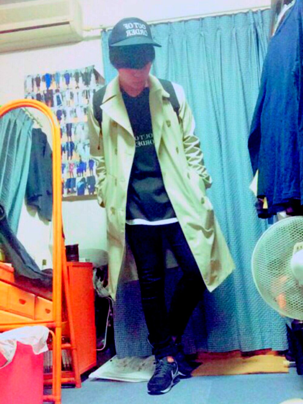 「キャップ、トレンチコート、ビッグシルエット、スキニーデニム、AIR MAX、黒リュック」｜「LAD MUSICIANのビッグキャップ（キャップ、ブルー系）」を使った、キノさん（メンズ・174cm）の冬コーディネートの1枚目の写真