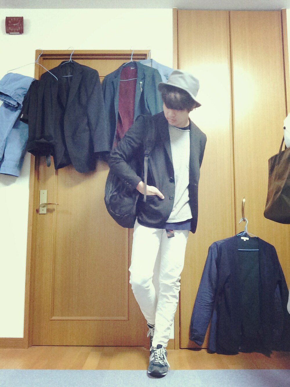 ブラック系のテーラードジャケット、グレー系のTシャツ/カットソー、ブルー系のスニーカーを着用したメンズの秋コーディネートの1枚目の写真