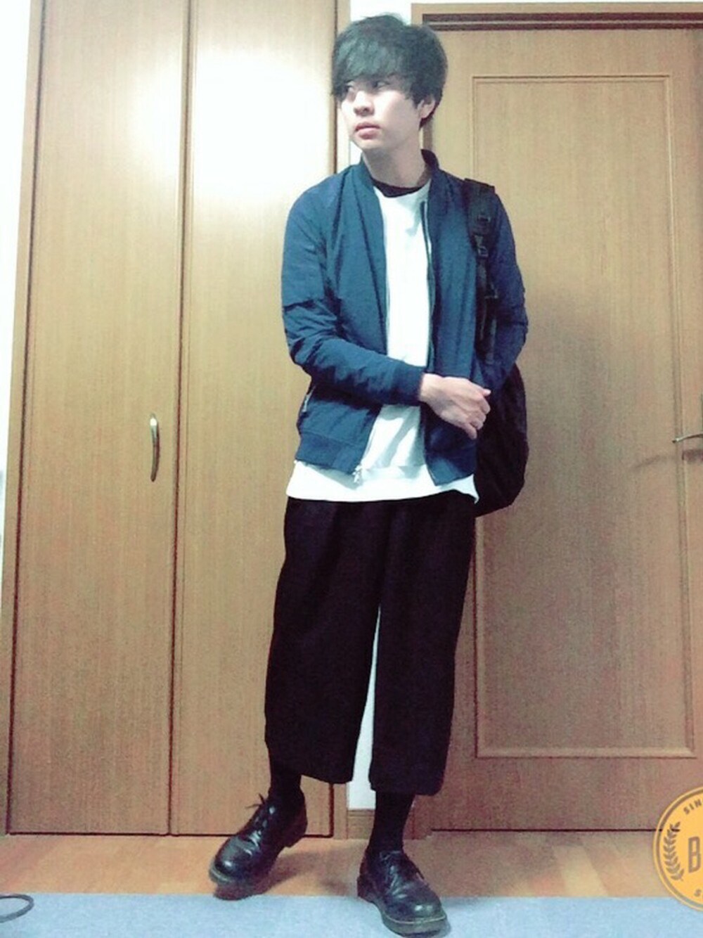 「MA-1、ワイドパンツ、ビックシルエット、スウェット、モード、黒リュック、プレーントゥ、WEAR東海」｜「DISCOVEREDのDISCOVERED ビックシルエットロゴスウェット（スウェット、ホワイト系）」を使った、キノさん（メンズ・176cm）の冬コーディネートの1枚目の写真