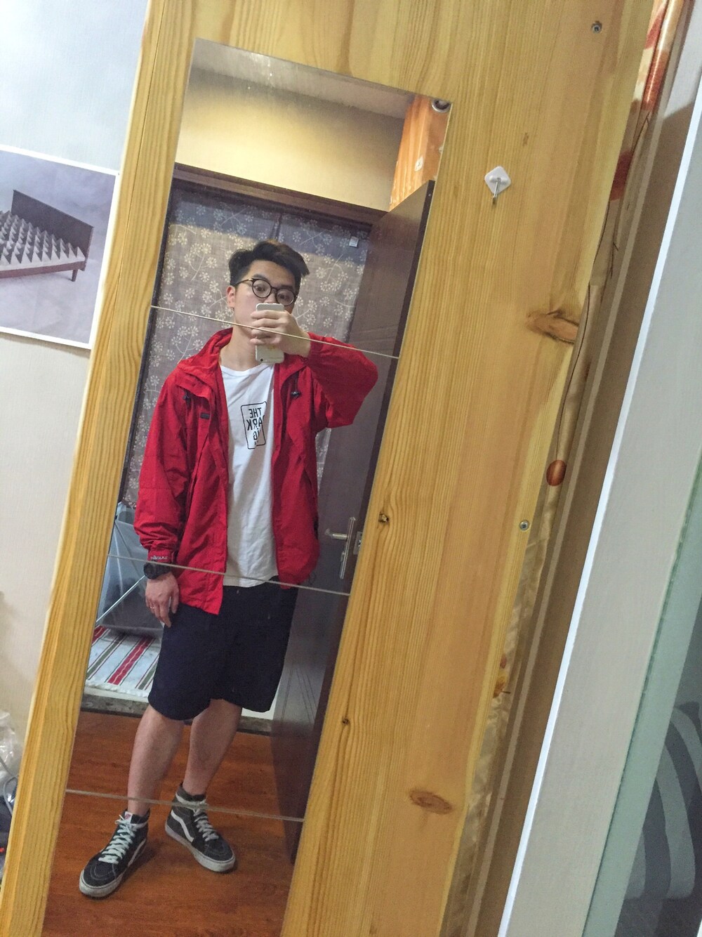 「AIRWALKのアイテム（マウンテンパーカー、レッド系）」を使った、RexWooさん（メンズ・175cm）の春コーディネートの1枚目の写真