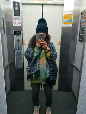 「タイダイ」｜「アイテム（ポンチョ）」を使った、トミーさん（レディース・162cm）の秋コーディネート