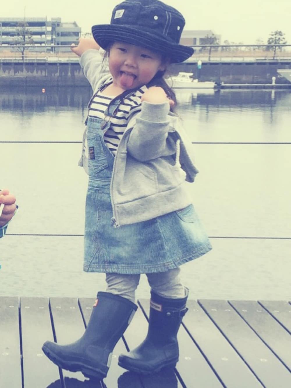 「Lee kids、Wrangler、MUJI、HUNTER」｜「HUNTERのアイテム（レインシューズ、ブルー系）」を使った、mixxxさん（キッズ・90cm）の夏コーディネートの1枚目の写真