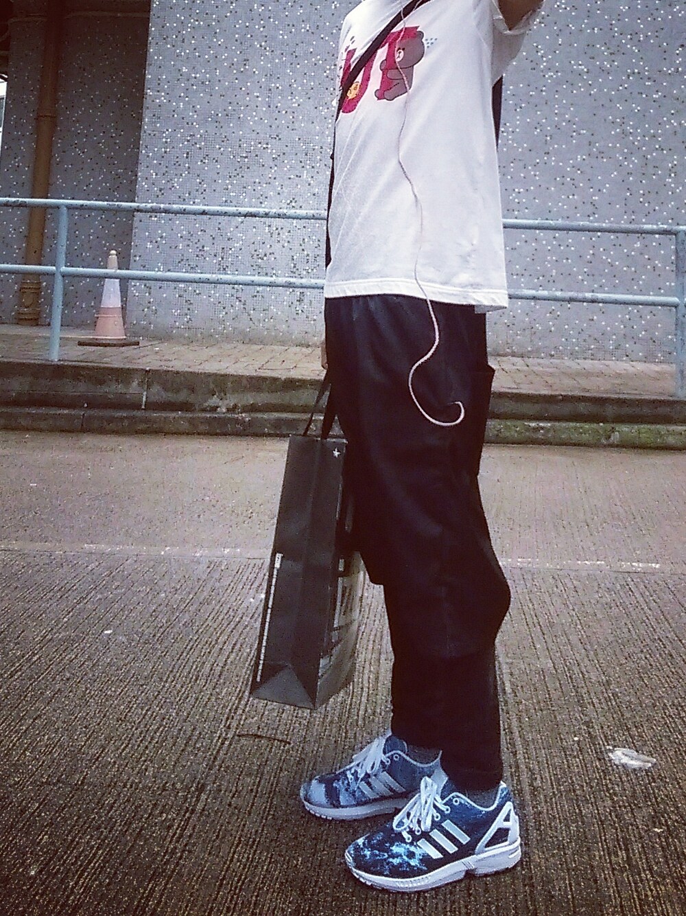 ブルー系のスニーカーを着用したメンズの夏コーディネートの1枚目の写真