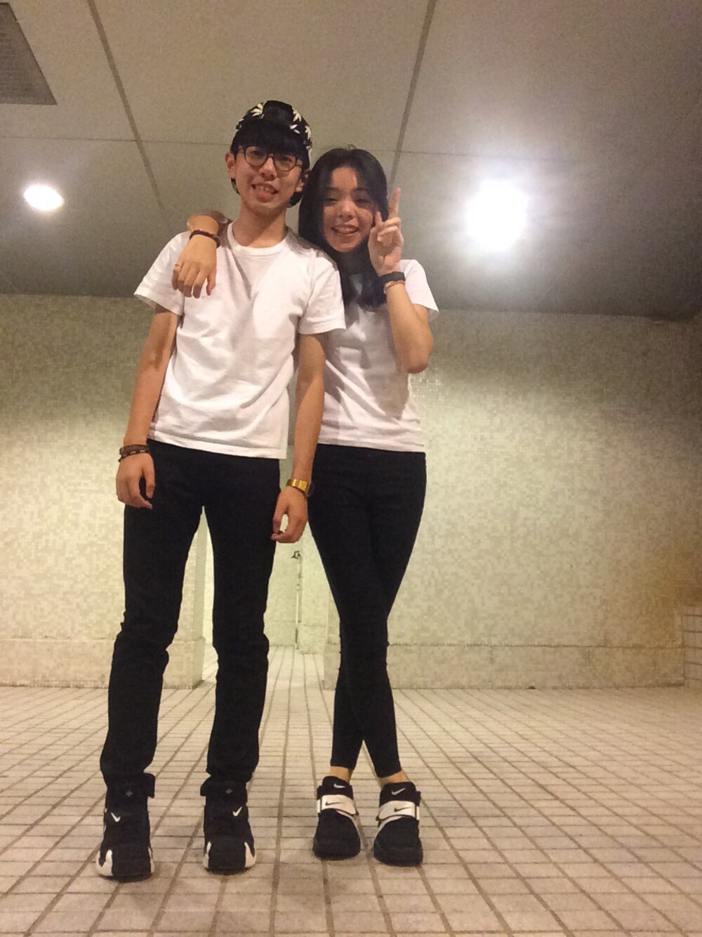 「couple、outfit、Hong Kong」｜「NIKEのアイテム（スニーカー、ブラック系）」を使った、_ccchrisさん（メンズ・170cm）の夏コーディネートの1枚目の写真