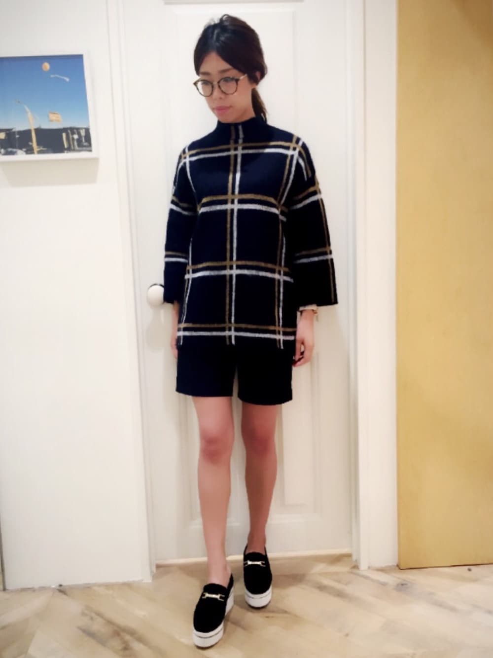 その他のニット/セーター、ブルー系のその他パンツ、ブラック系のモカシン/デッキシューズを着用したレディースの夏コーディネートの1枚目の写真