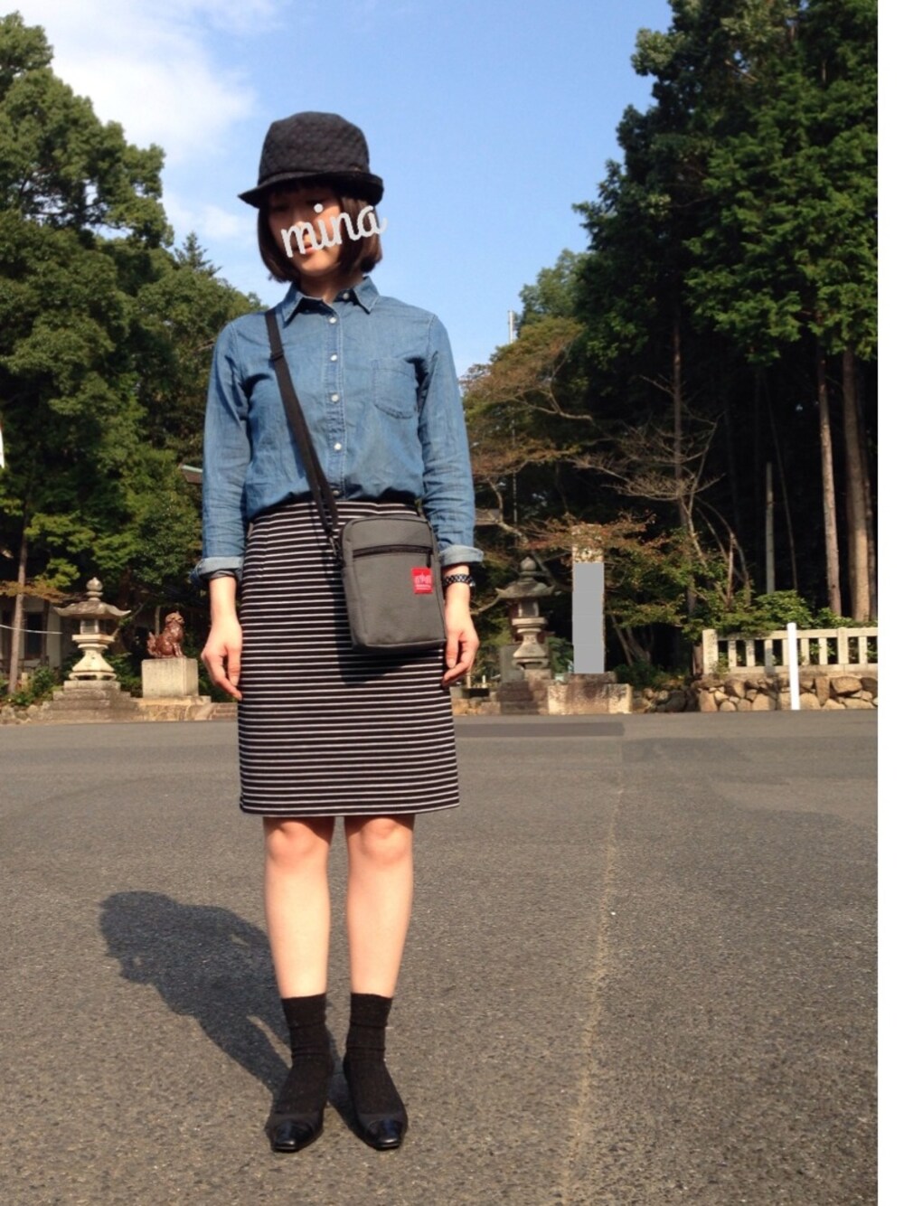 ブルー系のシャツ/ブラウス、ブルー系のスカート、ブラック系のハットを着用したレディースの秋コーディネートの1枚目の写真